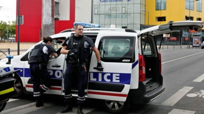 В результате захвата заложников во Франции три человека погибли, 16 ранены