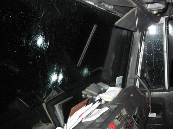Неизвестные в масках обстреляли грузовик на трассе Киев - Чернигов