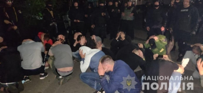 У Вінниці правоохоронці затримали 50 молодиків, які захопили завод, - ФОТО, ВІДЕО