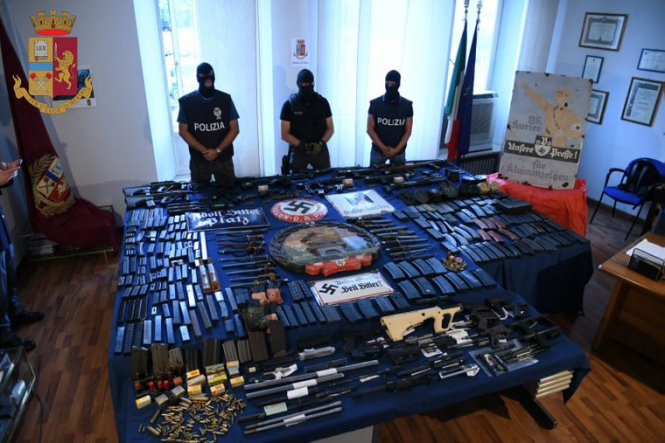 В Италии полиция изъяла у праворадикалов арсенал оружия в рамках расследования дела наемников