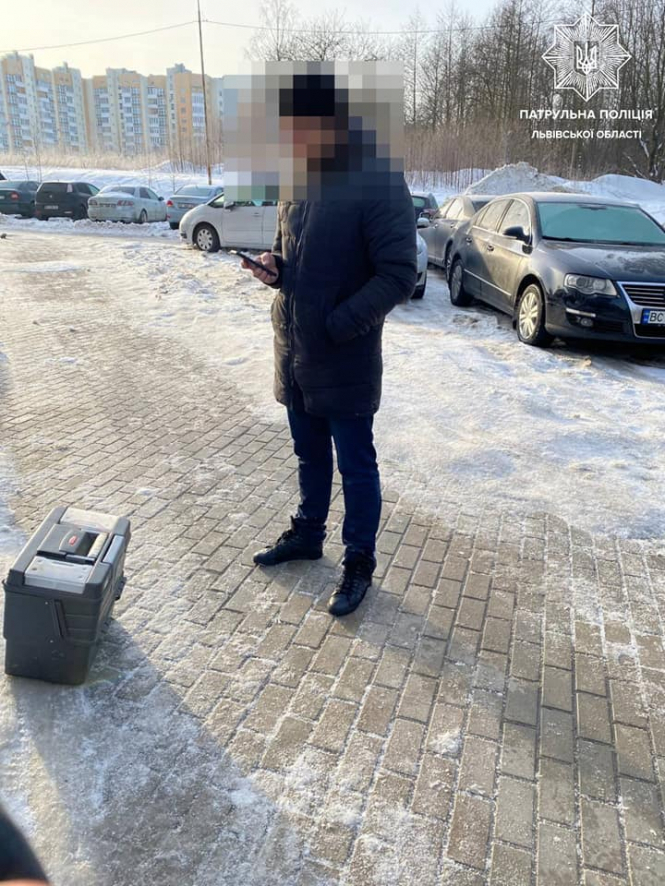У Львові ймовірний крадій закопався у снігу, щоб сховатися від поліції – чи розшукали злочинця