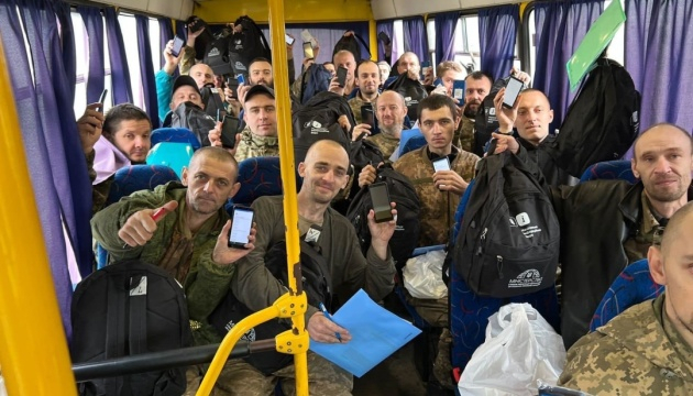 Ще 32 українських військових повернулися з російського полону