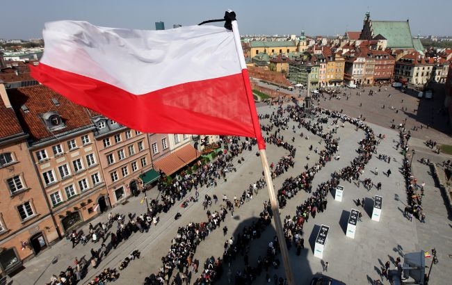 Польща закликала своїх громадян покинути росію після арешту журналіста WSJ
