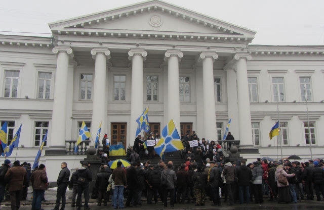 Полтавчани взяли штурмом міськраду: вимагають визнати Росію агресором