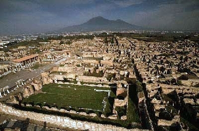 Туристка повернула до Помпеїв викрадені артефакти