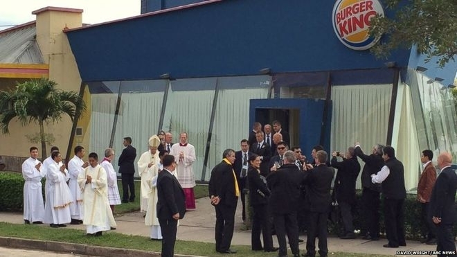 Во время визита в Боливию Папа переоделся в заведении быстрого питания
