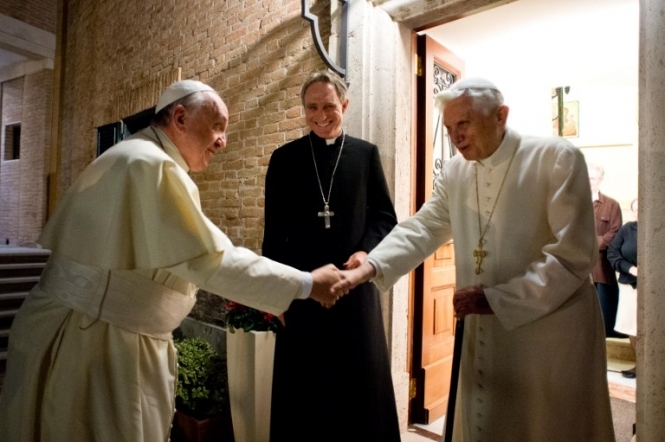 Папа Франциск пришел к Бенедикту XVI перед Рождеством (видео)