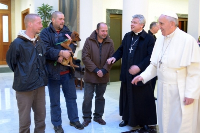 Папа Франциск запросив римських безхатченків до святкового столу