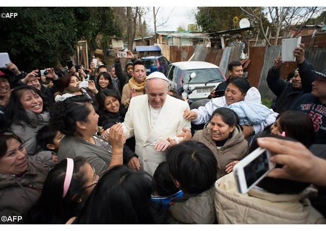 Папа Франциск відвідав поселення у закинутому передмісті Риму: його зустрічали з оплесками і обіймами, - відео 