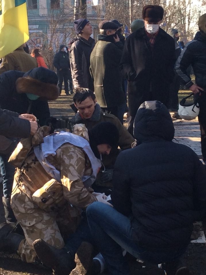 На Шовковичній вже 10 активістів отримали поранення: одному гранатою відірвало кисть руки