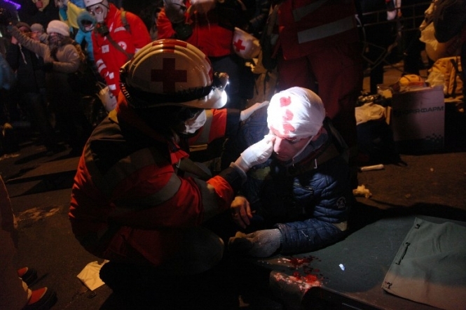 Медики доповідають: у бійні на Грушевського постраждали кілька сотень активістів