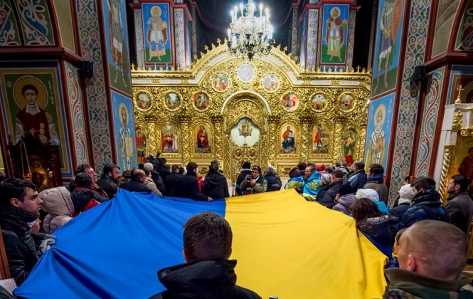 Порошенко с женой утром помолились в Михайловском соборе за Украину