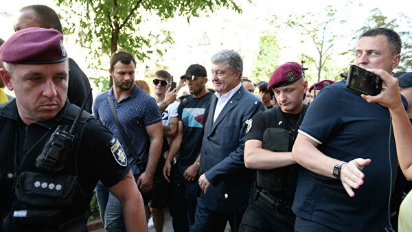 После выхода из здания ГБР неизвестные начали бросать яйцами в Порошенко - ВИДЕО