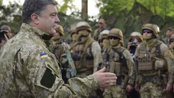 Порошенко присвоїв звання Герой України трьом бійцям АТО