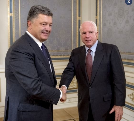 Порошенко - Маккейну: Росія випробовує на Донбасі новітні зразки зброї
