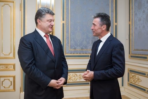 Украина рассчитывает на углубление сотрудничества с НАТО, - Порошенко