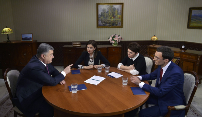 Порошенко пообещал лишать гражданства Украины депутатов, которые имеют несколько паспортов