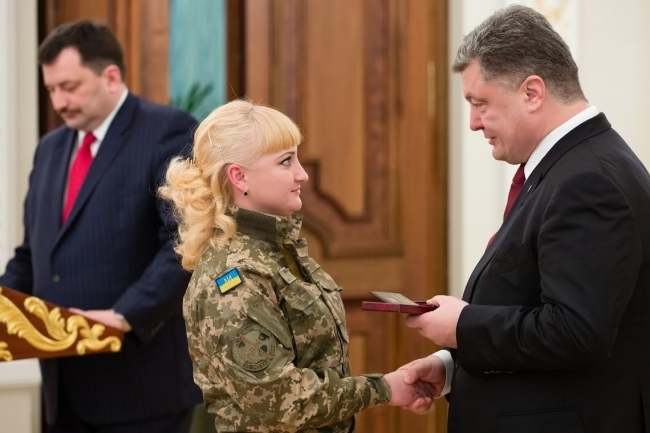 Порошенко каже, що 8 березня втратило політичне забарвлення і вручив нагороди українським жінкам, - фото