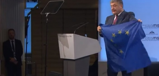 Порошенко в Мюнхене показал флаг ЕС из Авдеевки