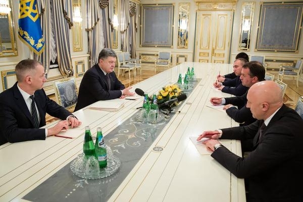 Порошенко заявив про розблокування вугілля для України: вже пішли перші ешелони