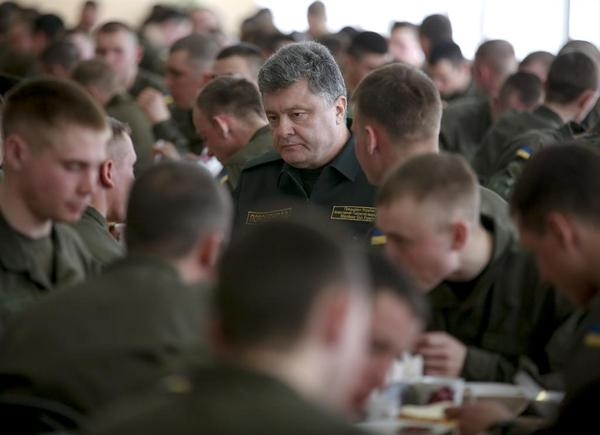 Порошенко поел солдатской каши со студентами в Харькове, - видео
