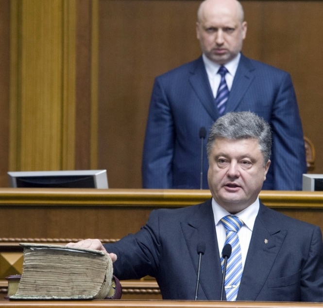 Порошенко призвал парламент немедленно принять изменения в Конституцию