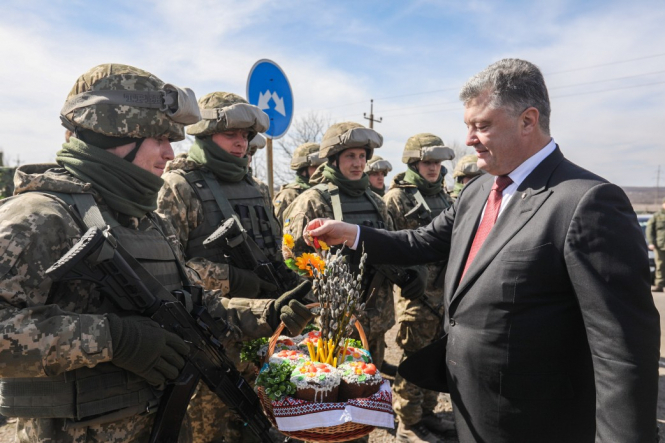 Порошенко встретился с военными на Донбассе