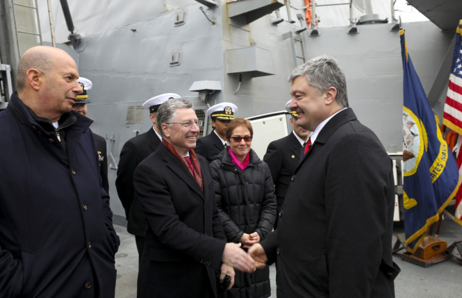 Порошенко и Волкер посетили американский ракетный эсминец в Одессе