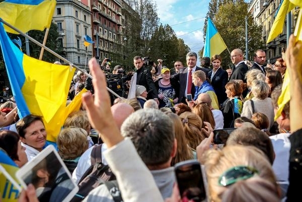 Порошенко прибув до Мілану: зустрівся з українською діаспорою і повечеряв з Меркель, - фото, відео