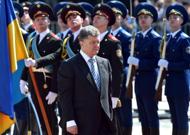 Поскольку выборы обошлись без второго тура, Порошенко предлагает сэкономленное отдать военным