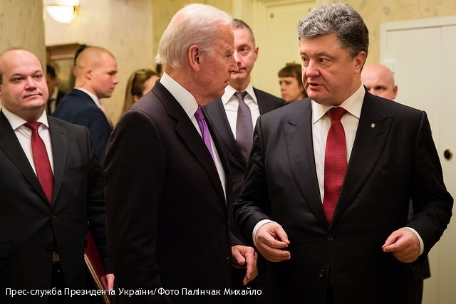 Порошенко обговорив із Байденом можливість розміщення миротворців на Донбасі