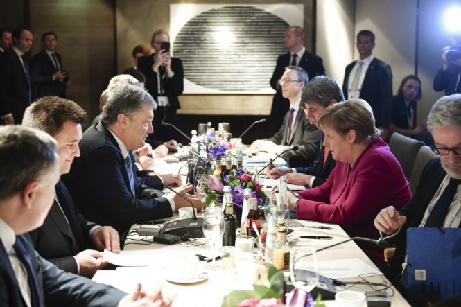 Порошенко і Меркель обговорили протидію втручанню РФ у вибори
