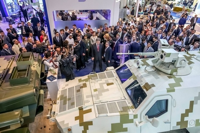 Співпраця з ОАЕ допоможе нашій армії, - Порошенко відвідав військову виставку IDEX