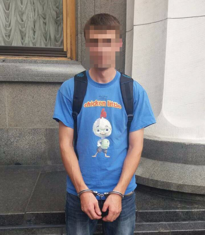 Полиция задержала мужчину за нецензурную надпись на здании Верховной Рады