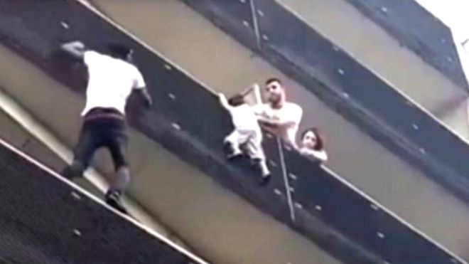В Париже мужчина героически спас ребенка, выйдя по балконам здания - ВИДЕО