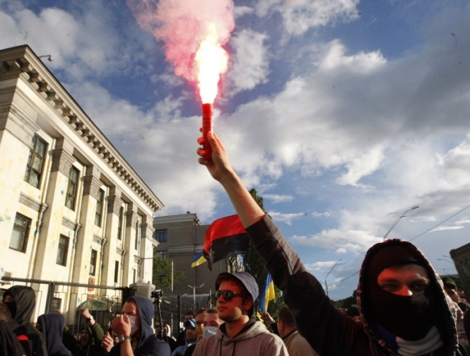 В Киеве пиротехникой атаковали посольство РФ