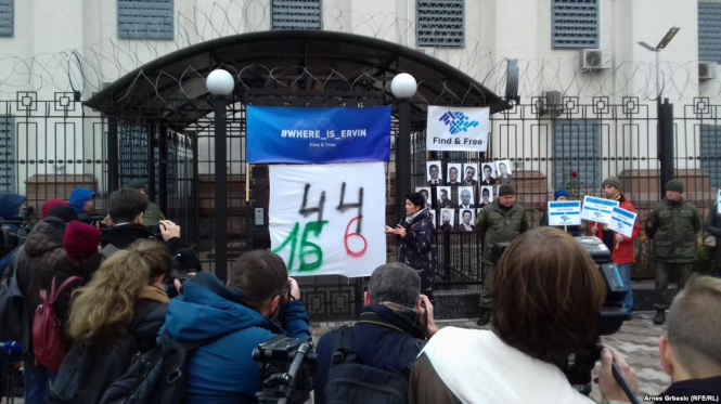Біля посольства Росії у Києві пройшла акція з вимогою розслідувати викрадення в Криму
