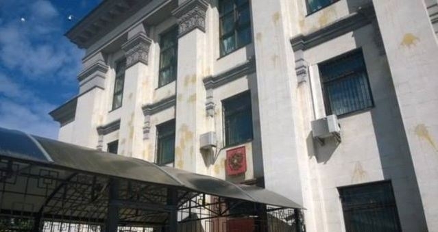 Посольство РФ в Киеве: в ход пошли камни и дымовые шашки, - прямая трансляция 