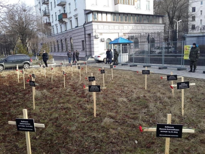 Перед посольством РФ в Киеве активисты установили кресты с именами погибших в Мариуполе, - фото