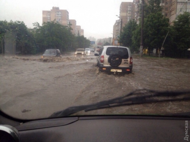 В Одесі через потужні зливи затопило вулиці, - ФОТО ВІДЕО