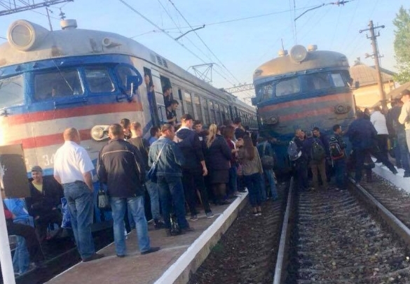 Возле Львова возмущенные пассажиры блокировали электрички на Мукачево и Трускавец - ВИДЕО