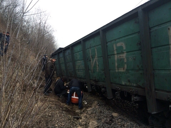 У Львівській області вантажний потяг зійшов з рейок: два вагони впали в річку