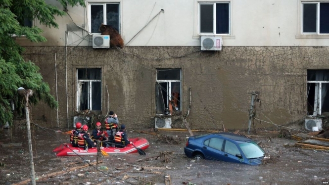 В Тбилиси число жертв наводнения возросло до 18 человек