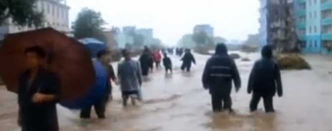 Из-за мощного наводнения в КНДР погибли 40 человек - видео