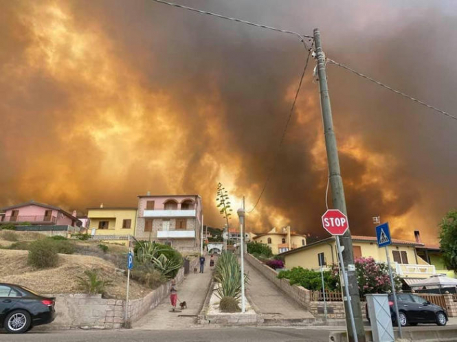На італійській Сардинії вирують пожежі, евакуювали 1500 людей
