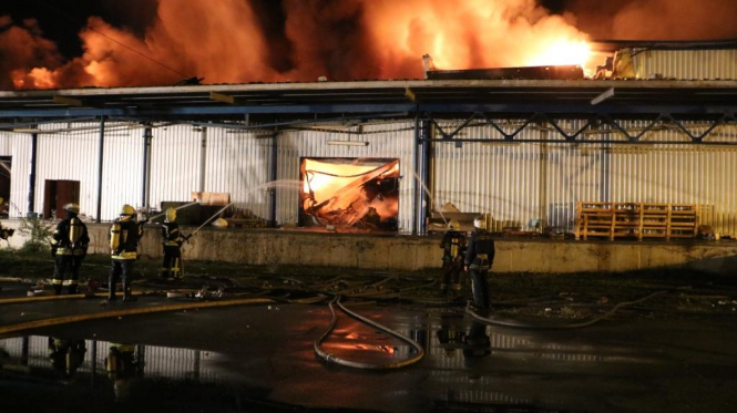 В Киеве произошел крупный пожар на складе со стройматериалами