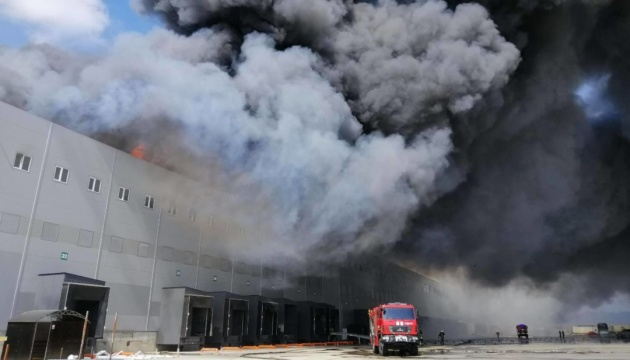Масштабна пожежа на складах під Одесою: гасіння ускладнював вітер