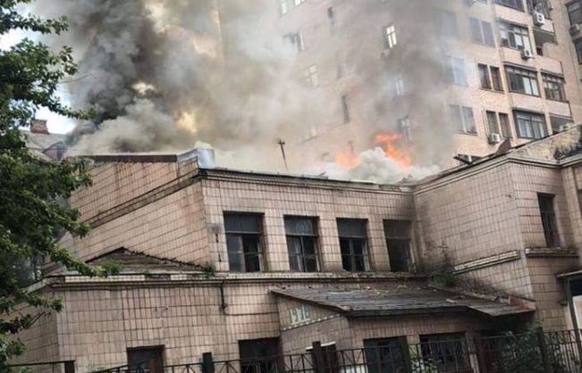 На Дмитриевской в ​​Киеве вспыхнул пожар