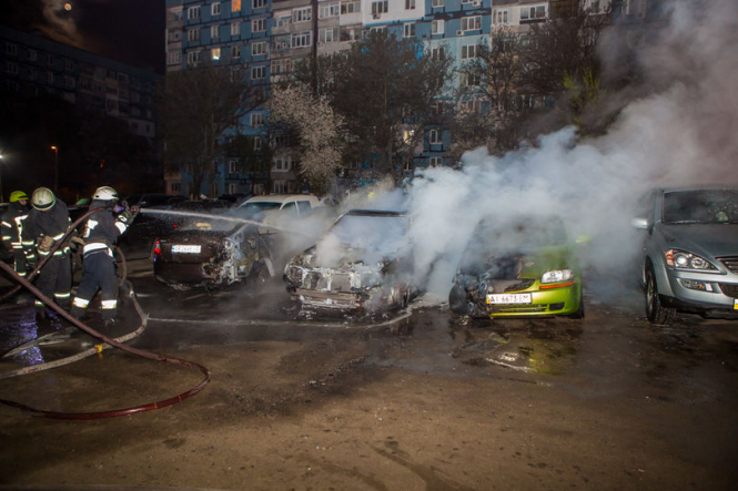 В Днепре загорелся автомобиль с людьми, огонь перекинулся еще на четыре машины - ВИДЕО