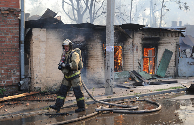 В российском Ростове-на-Дону масштабный пожар уничтожил 80 домов